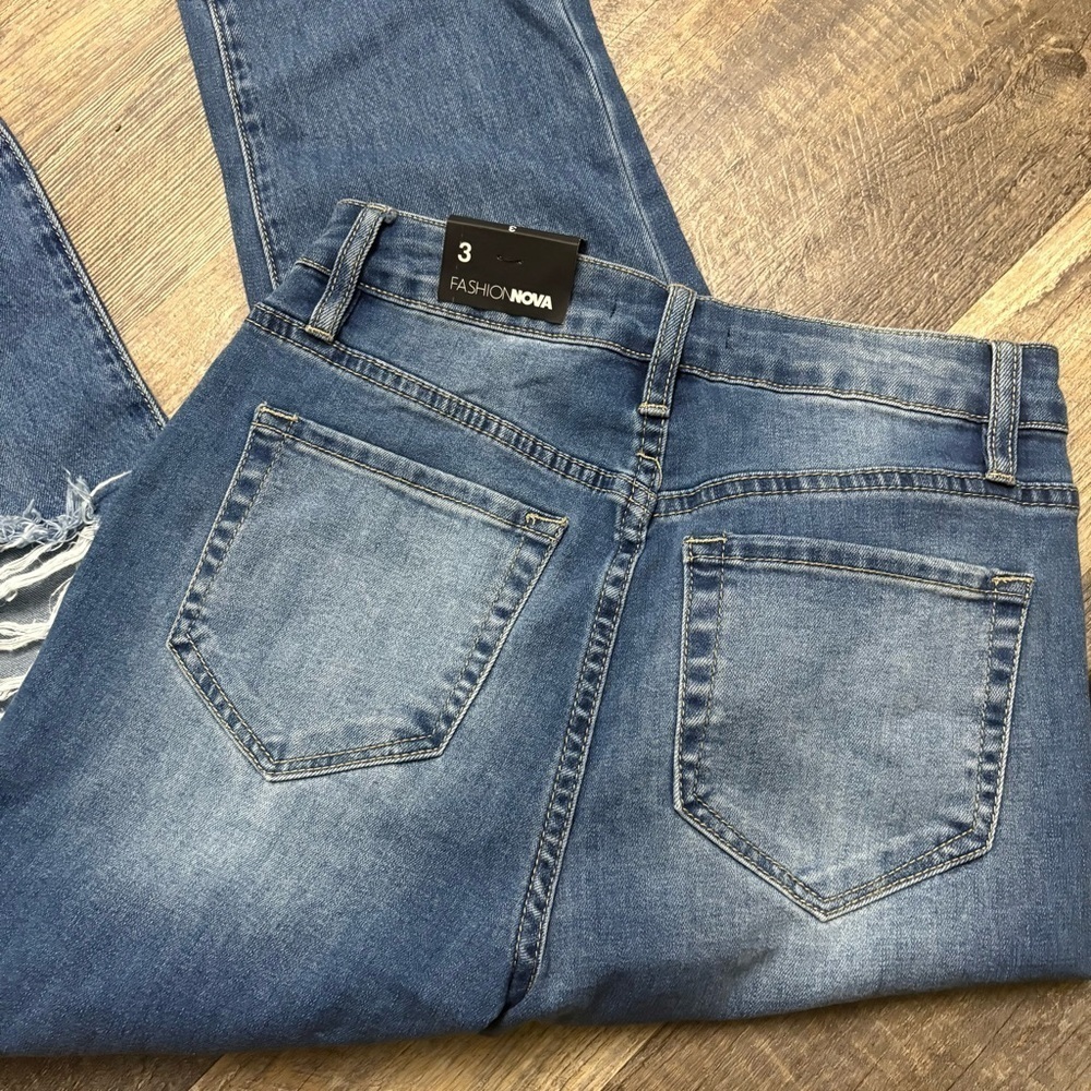 Fashion nova size 3 capri style distressed jeans - Picture 9 of 11